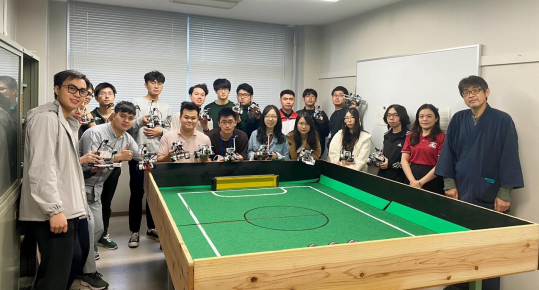 Các nhóm thi đấu Robot đá bóng ( 1 đội 2 thành viên: 1 sinh viên Nhật và 1 sinh viên PTIT)