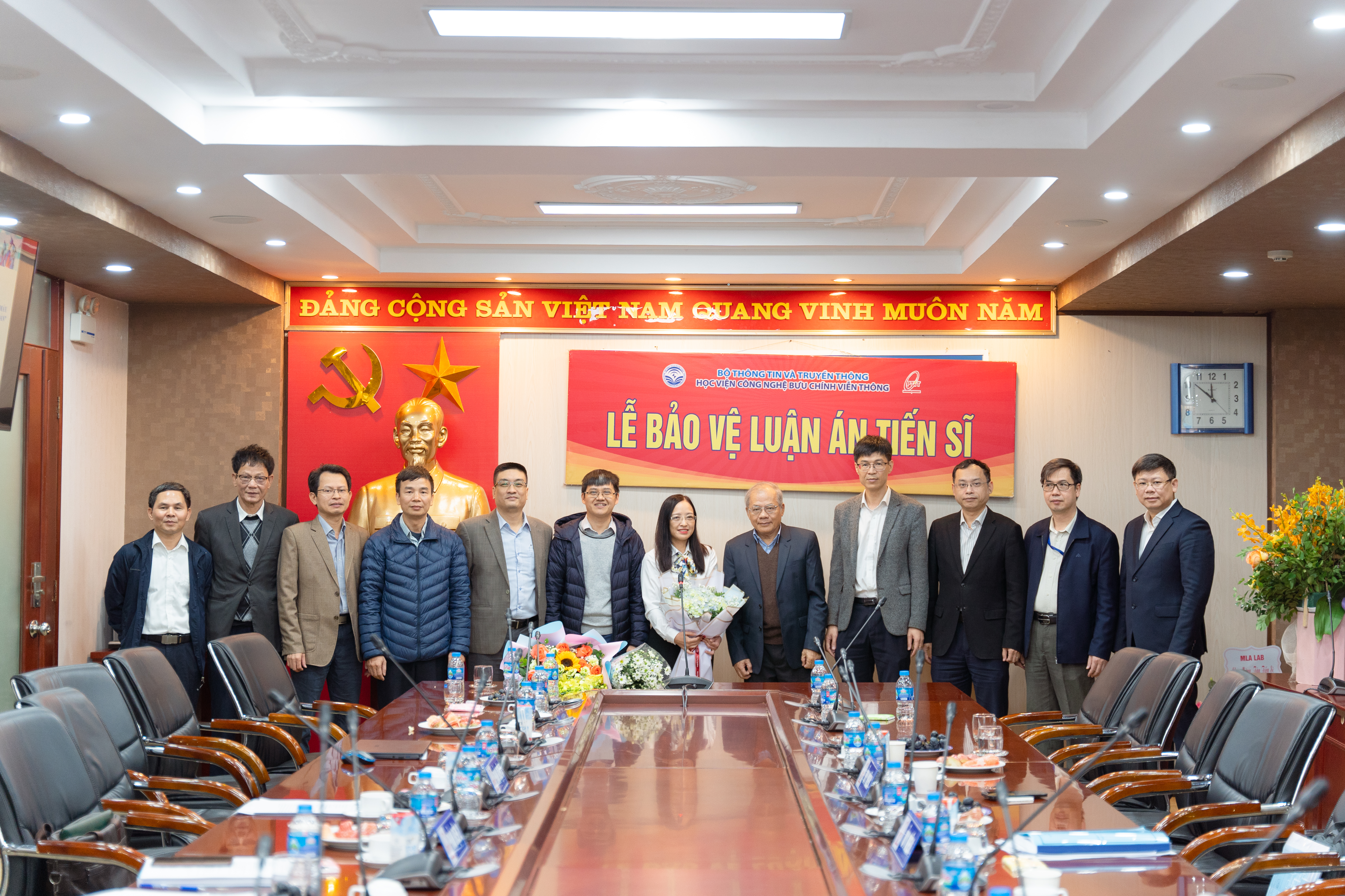 NCS Nguyễn Thị Thanh Thủy chụp ảnh cùng Hội đồng đánh giá luận án tiến sĩ cấp Học viện