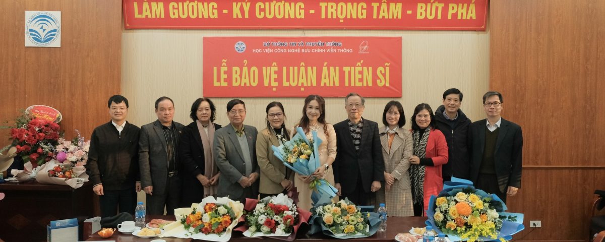 NCS Phạm Long Châu chụp ảnh cùng Hội đồng đánh giá luận án tiến sĩ cấp Học viện