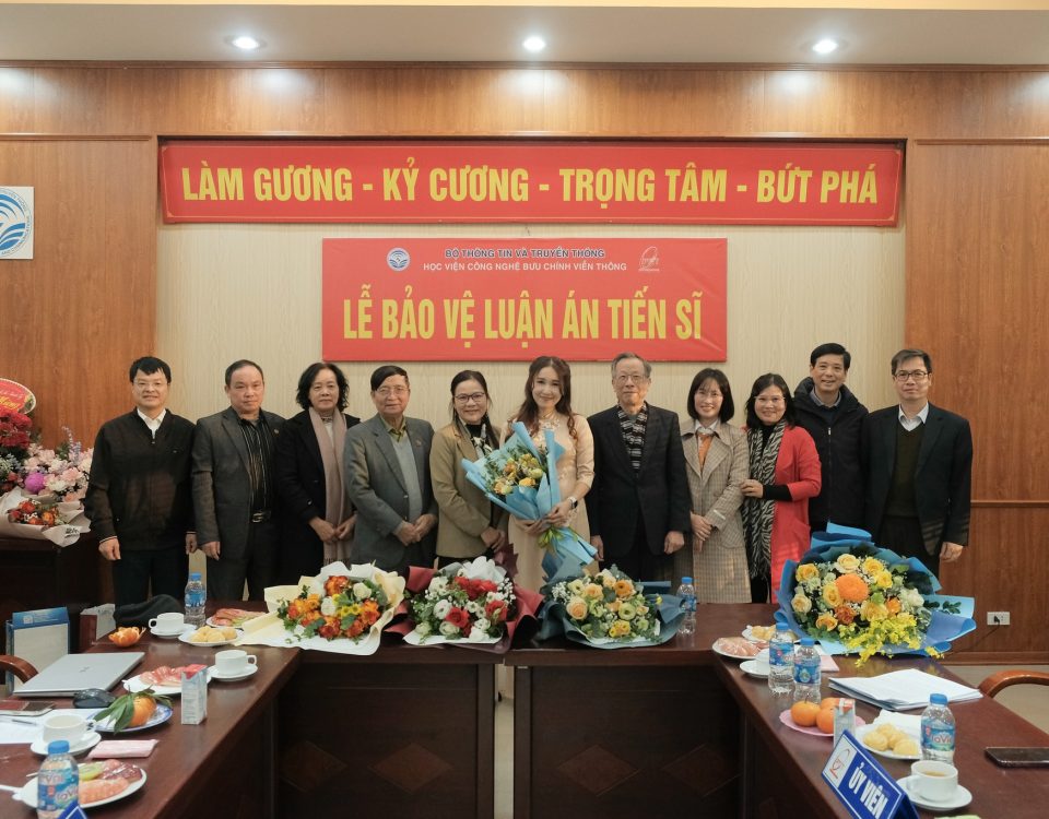 NCS Phạm Long Châu chụp ảnh cùng Hội đồng đánh giá luận án tiến sĩ cấp Học viện