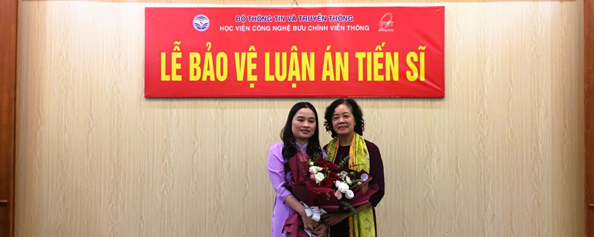 NCS Dương Thị Tân chụp ảnh cùng  giảng viên hướng dẫn PTIT