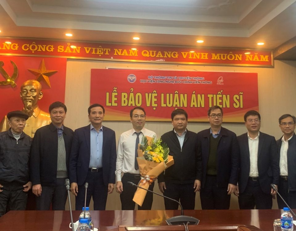 NCS Hoàng Mạnh Thắng chụp ảnh cùng Hội đồng đánh giá luận án tiến sĩ cấp Học viện