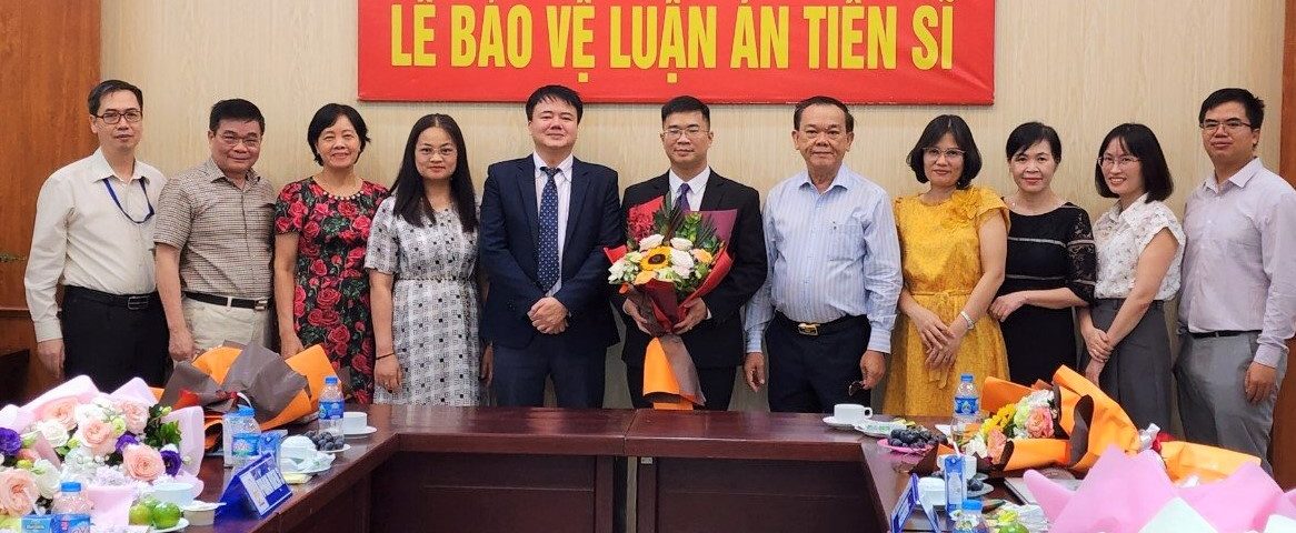 NCS Nguyễn Tiến Thành chụp ảnh cùng Hội đồng đánh giá luận án tiến sĩ cấp Học viện