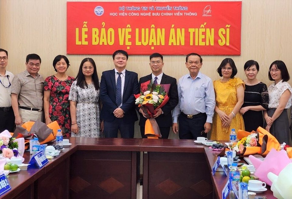 NCS Nguyễn Tiến Thành chụp ảnh cùng Hội đồng đánh giá luận án tiến sĩ cấp Học viện